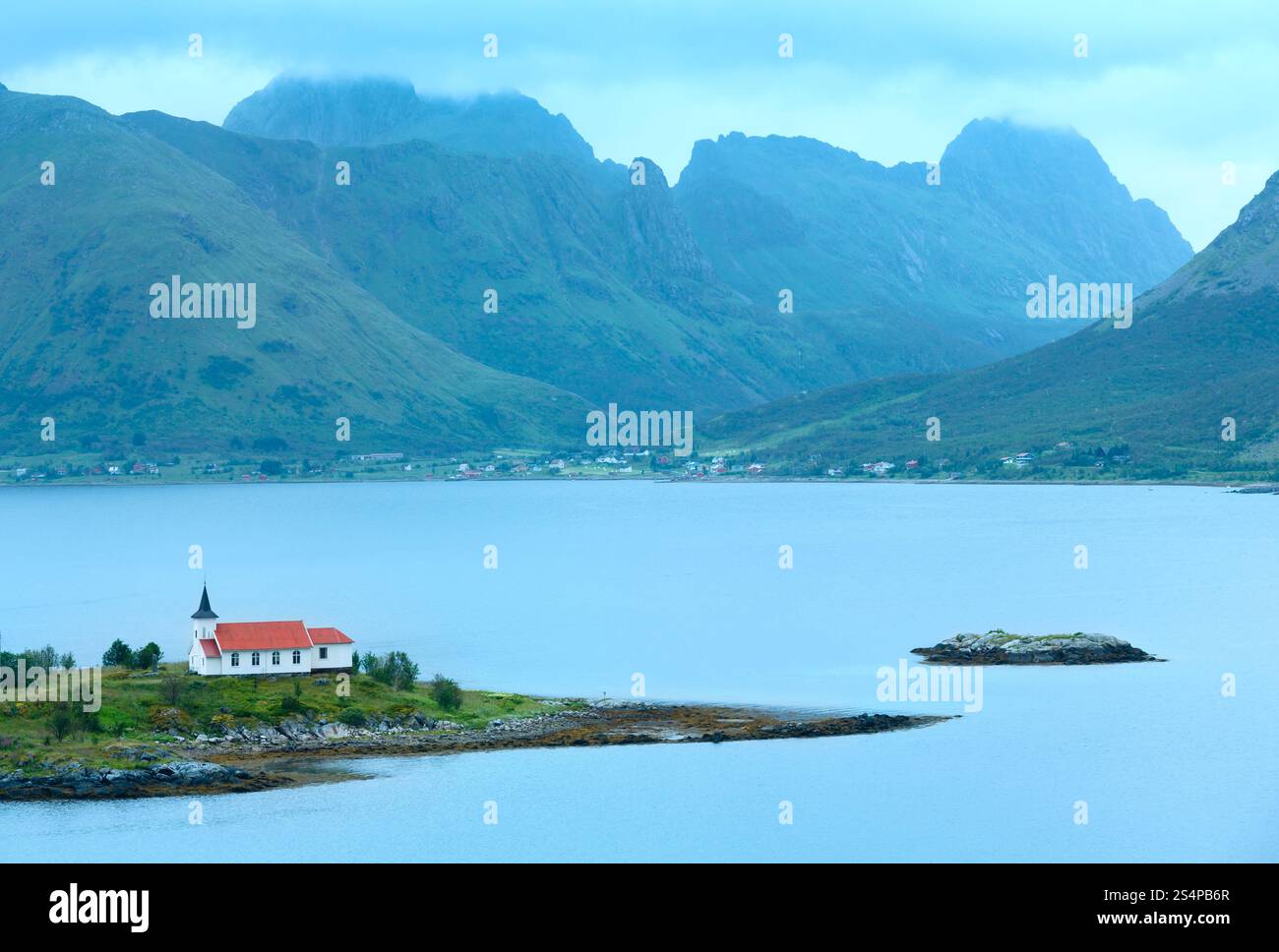 Lofoten vista nuvolosa estiva con chiesa sull'isola (Norvegia). Foto Stock