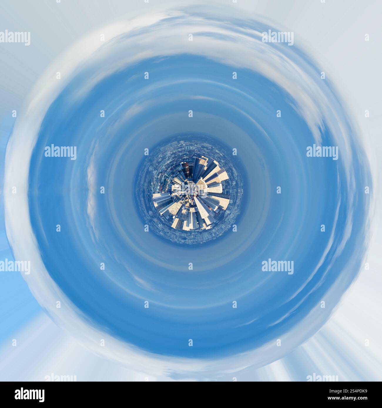 Piccolo pianeta - urban panorama sferica di Parigi sotto il cielo blu Foto Stock