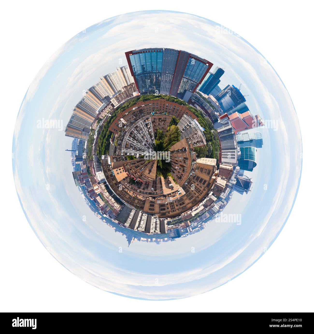 Piccolo pianeta - urban panorama sferica di Mosca con torre edifici isolati su sfondo bianco Foto Stock