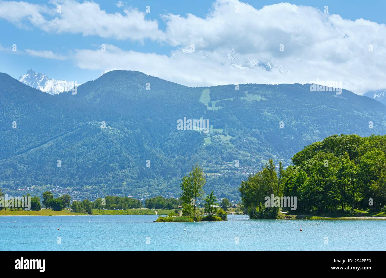 Il lago di Passy e Mont Blanc montagna del massiccio summer view (Chamonix, Francia). Foto Stock