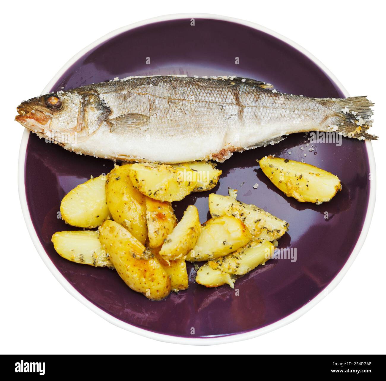 Vista superiore della spigola pesce cotto al sale e patate fritte su piastra in ceramica isolata su sfondo bianco Foto Stock