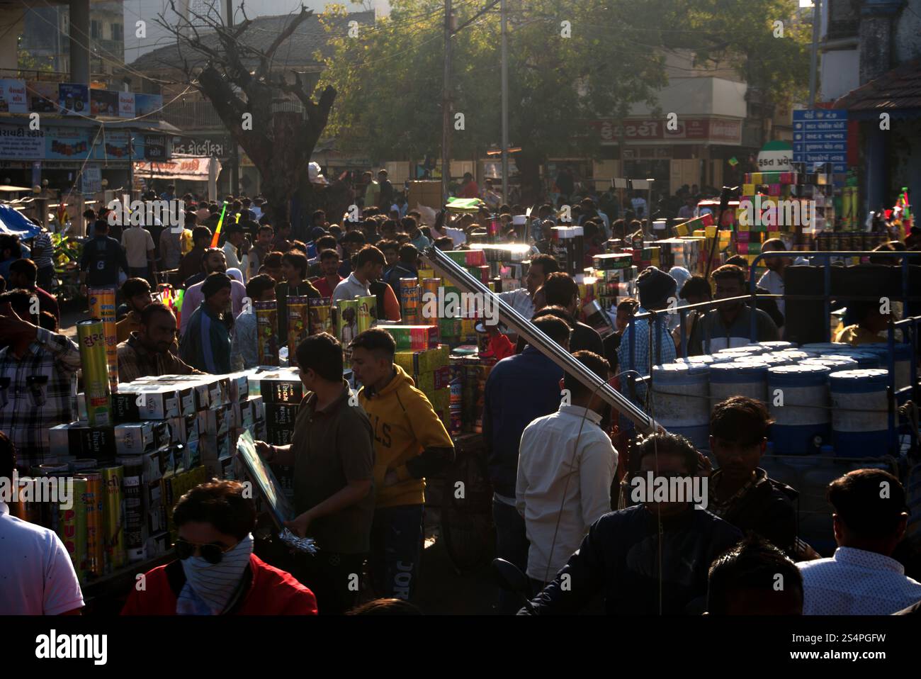 Rajkot, Gujarat, India. 13 gennaio 2025. La strada affollata del mercato degli aquiloni. Crediti: Nasirkhan Davi/Alamy Live News Foto Stock