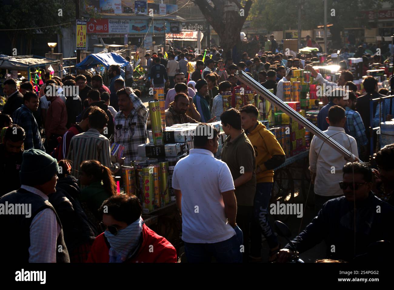 Rajkot, Gujarat, India. 13 gennaio 2025. affollata strada del mercato degli aquiloni. Crediti: Nasirkhan Davi/Alamy Live News Foto Stock
