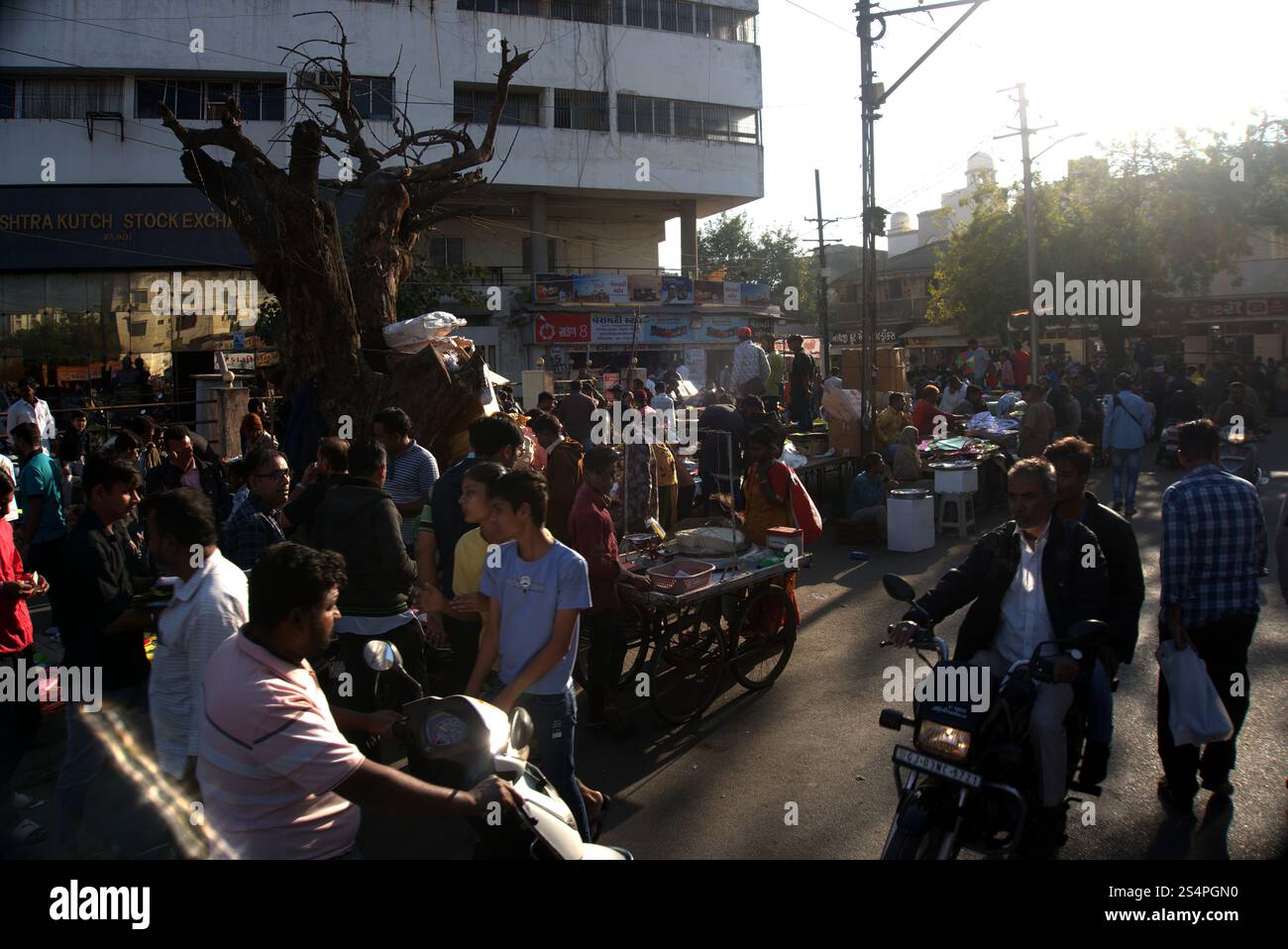 Rajkot, Gujarat, India. 13 gennaio 2025. Gli acquirenti sono affollati al mercato degli aquiloni. Crediti: Nasirkhan Davi/Alamy Live News Foto Stock