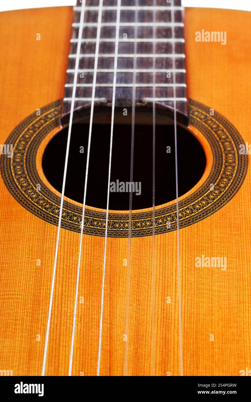 Corpo della classica di chitarra acustica con sei corde di nylon close up Foto Stock