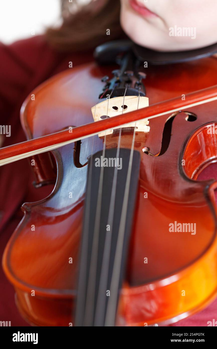 Ragazza suona il violino da prua close up Foto Stock