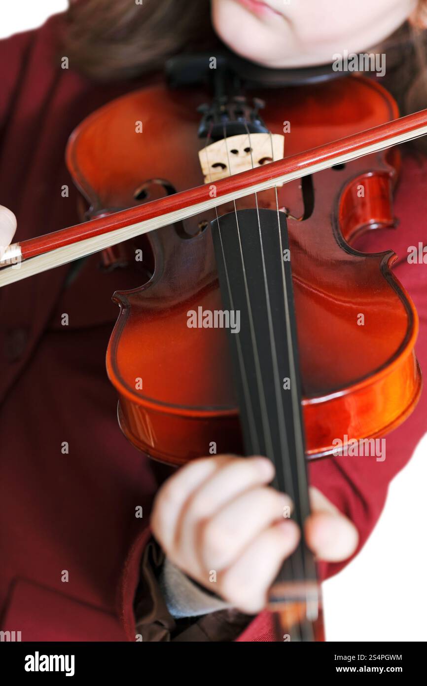 Ragazza suona il violino da prua close up isolati su sfondo bianco Foto Stock