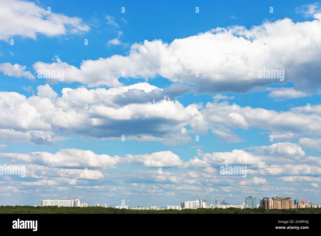 Paesaggio con soffici nuvole nella primavera del cielo blu Foto Stock