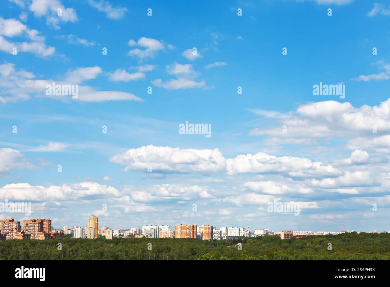 Skyline con nuvole bianche nella primavera del cielo blu Foto Stock