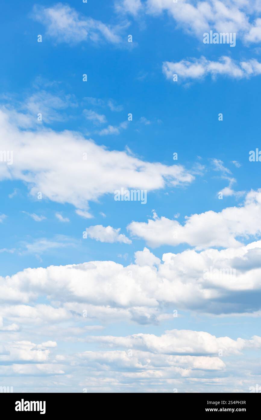 Molti puffy bianche nuvole nel cielo blu Foto Stock