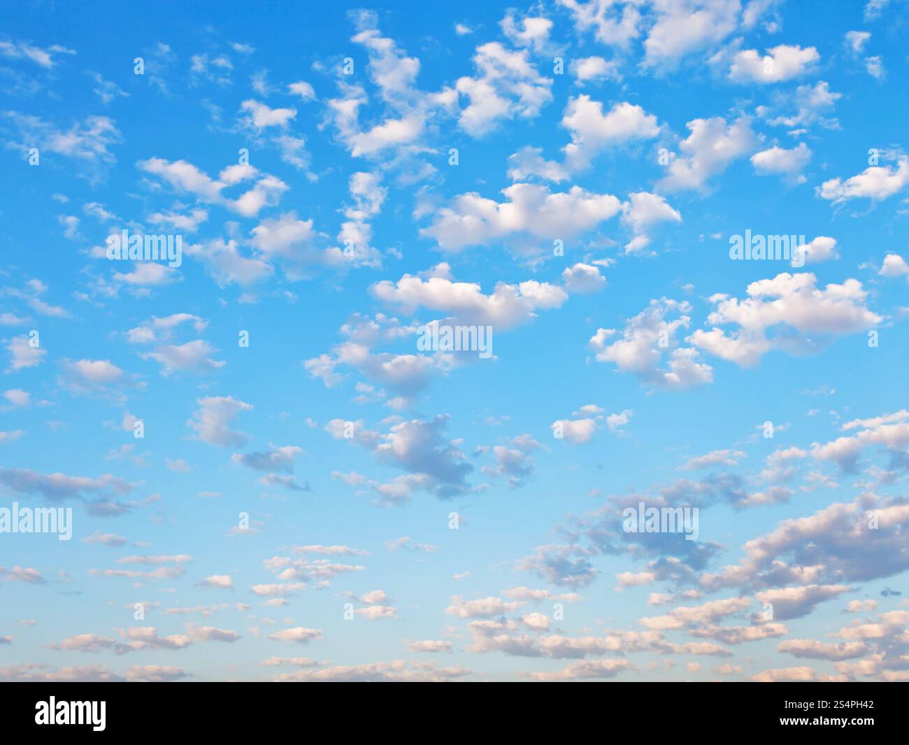 Molte piccole nuvole bianche in estate cielo blu Foto Stock