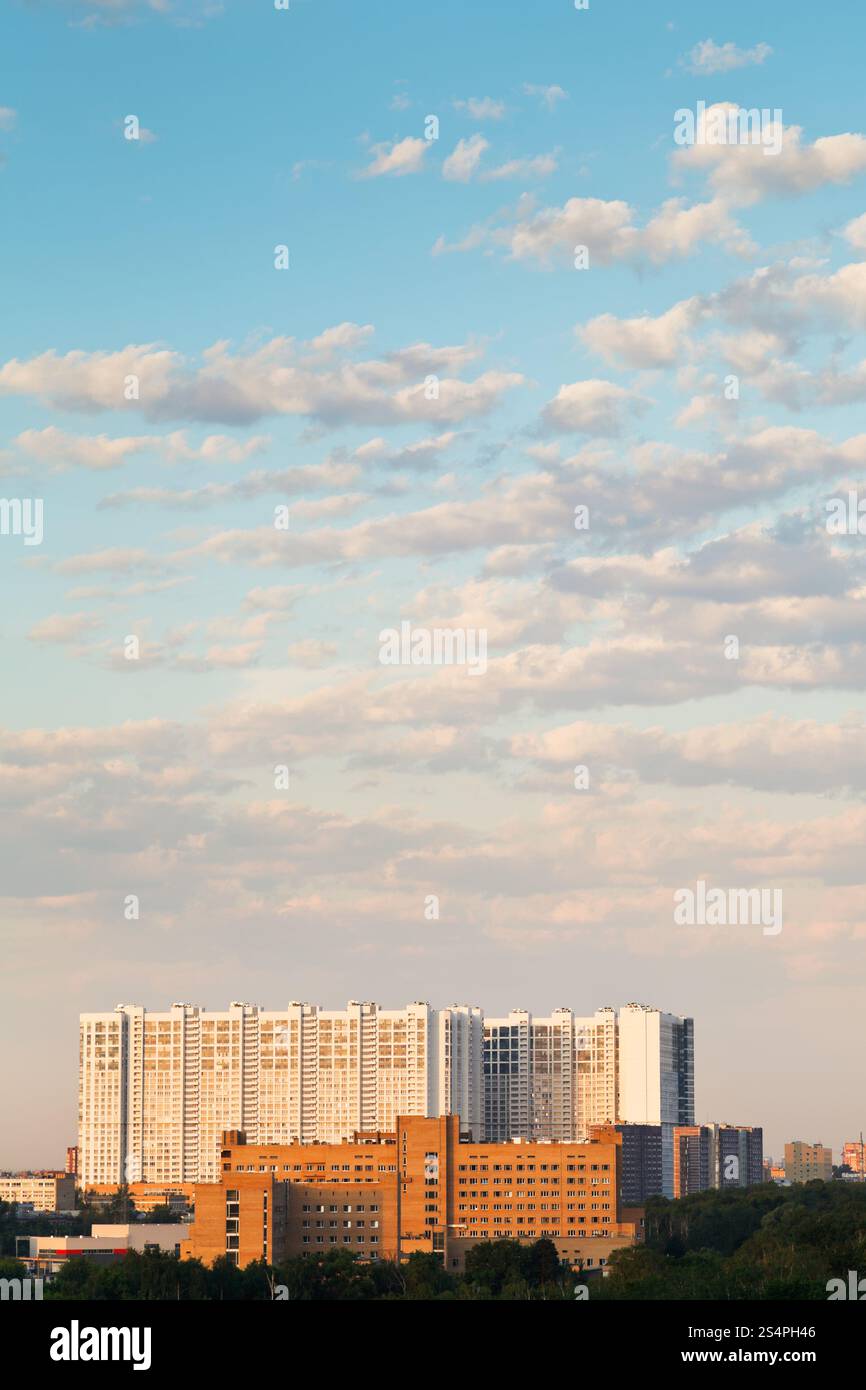 Urbano multystoried casa sotto il cielo blu durante l estate Rosa tramonto Foto Stock