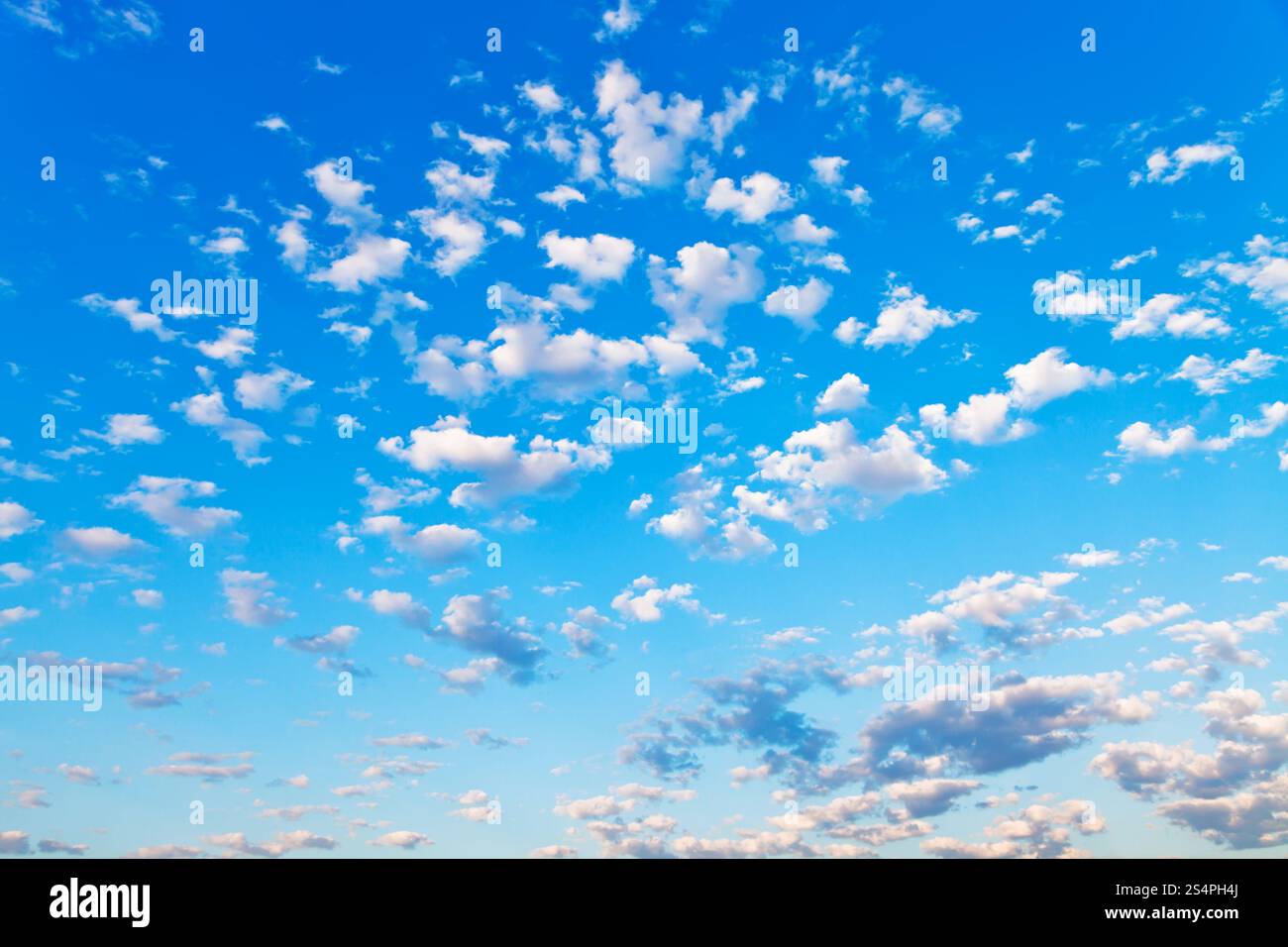 Vista di molte piccole nuvole bianche in estate cielo blu Foto Stock