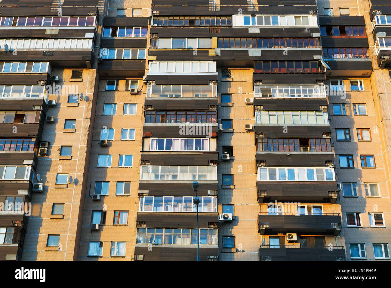 La facciata della urban apartment house in serata estiva Foto Stock