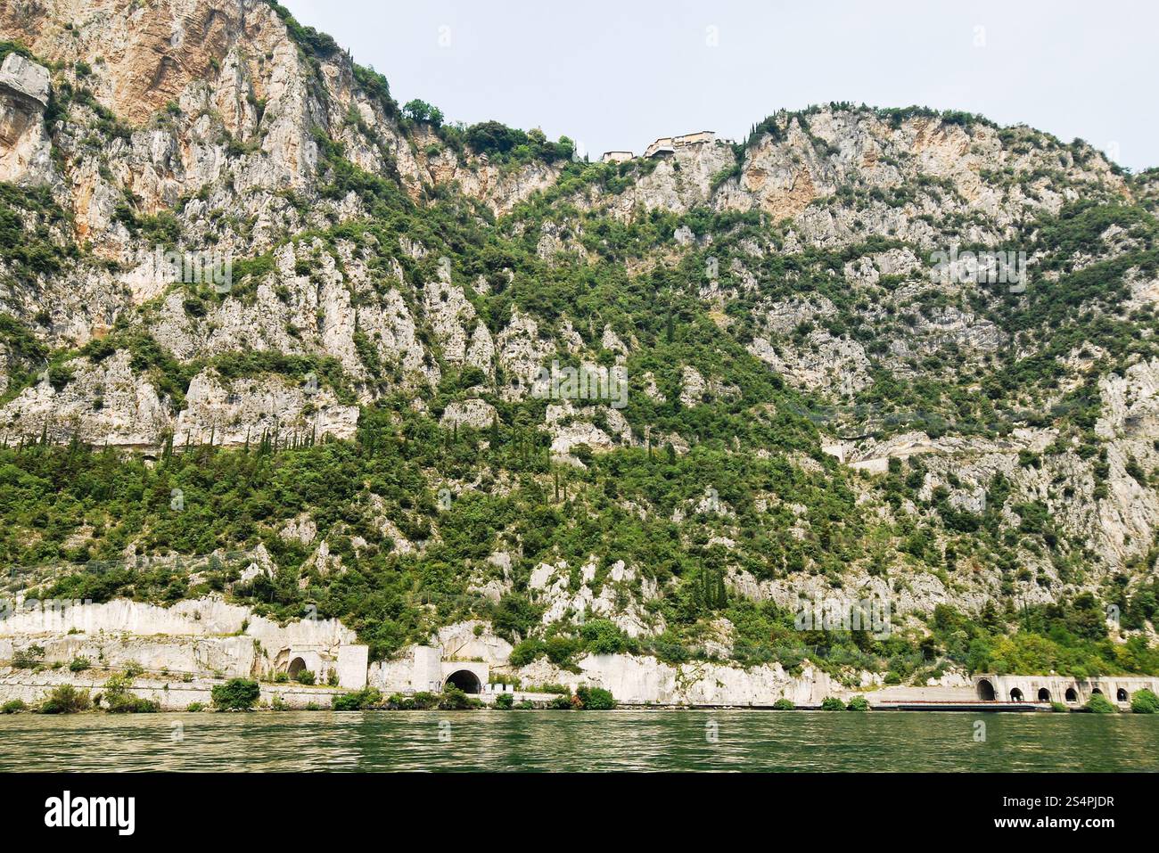 Sponde rocciose del lago di Garda, Italia nel giorno di estate Foto Stock