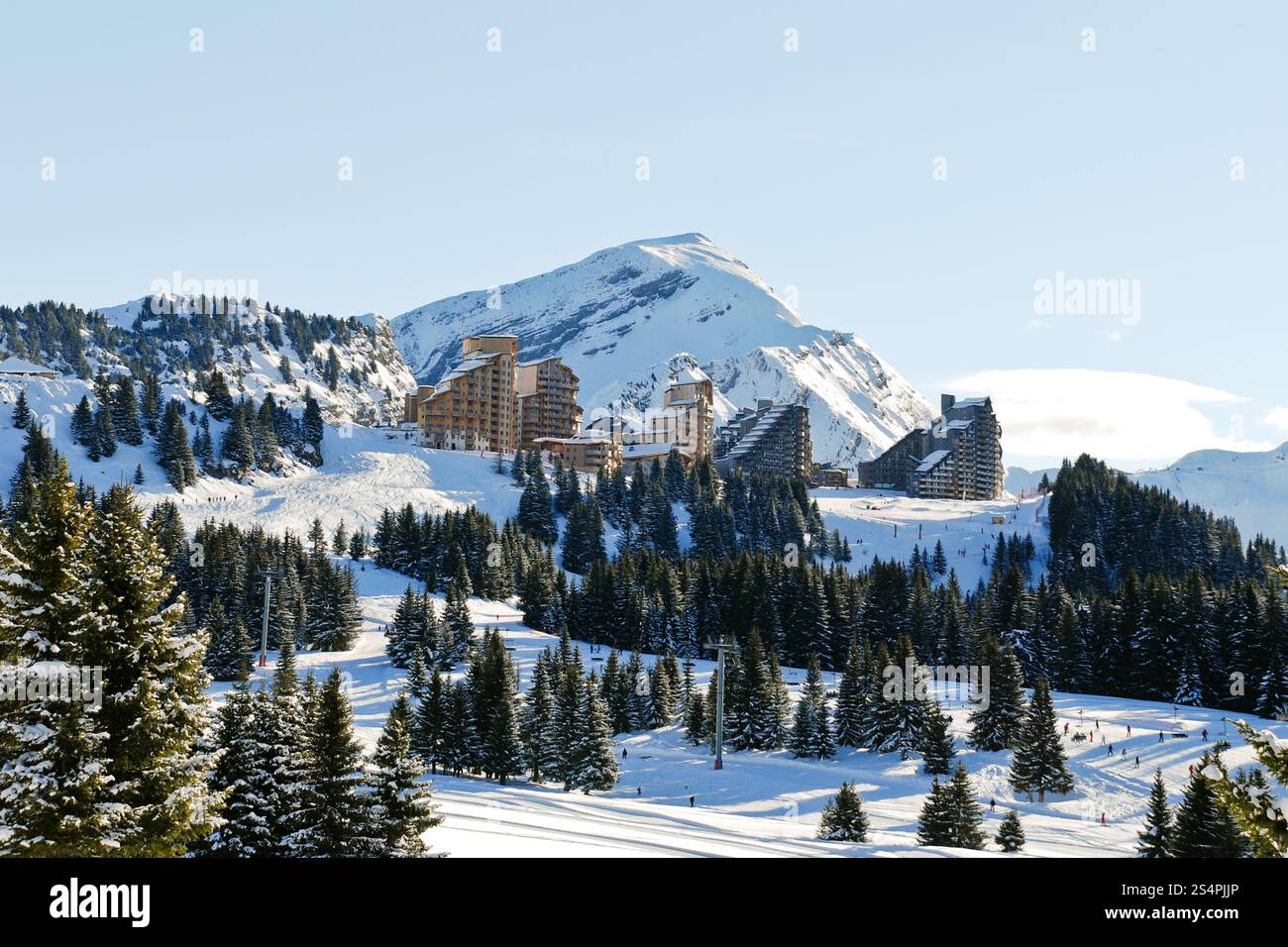 Vista di Avoriaz città di montagna nelle Alpi, Portes du Soleil regione, Francia Foto Stock