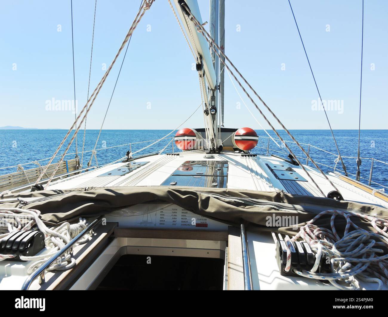 Sul ponte dello yacht nel mare Adriatico, Dalmazia, Croazia Foto Stock