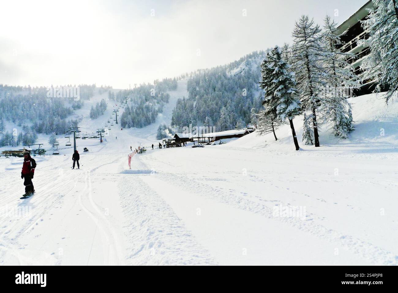 Piste da sci nel paese di Sestriere nella zona sciistica di via Lattea (via Lattea), Italia Foto Stock