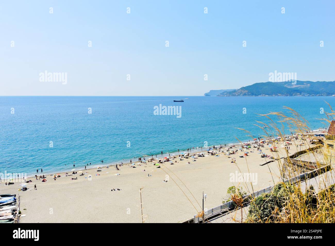 Spiaggia di sabbia sul mare ligure vicino alla città di Savona, Italia Foto Stock