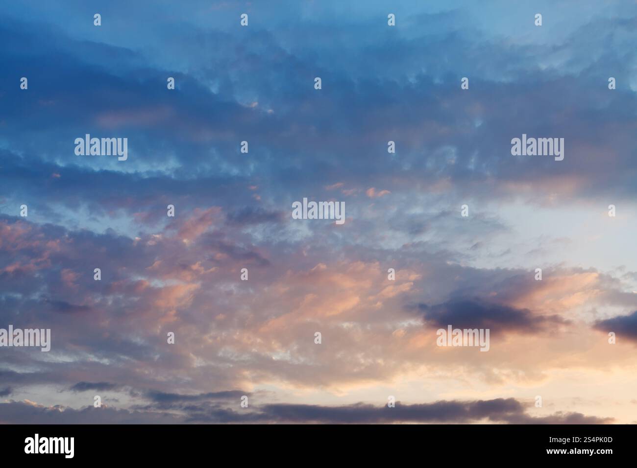 Ultima rosa della luce del sole nel cielo blu al tramonto in estate Foto Stock