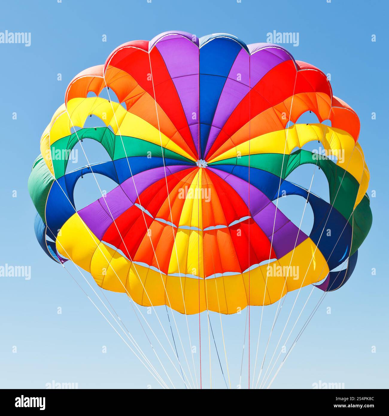 La tettoia del paracadute per il parasailing nel cielo blu Foto Stock