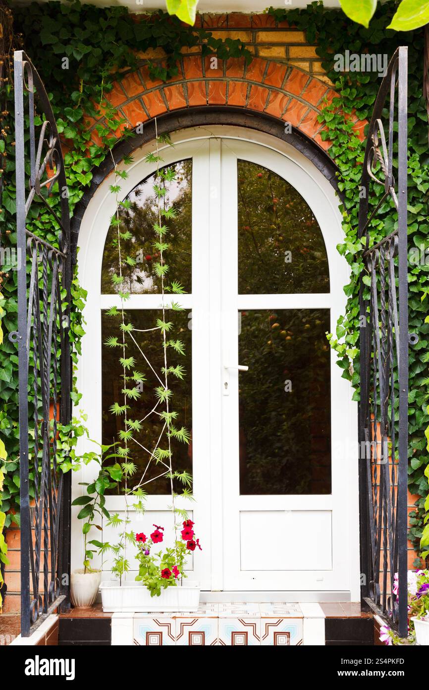 Porta di nuovo country house in giorno di estate Foto Stock