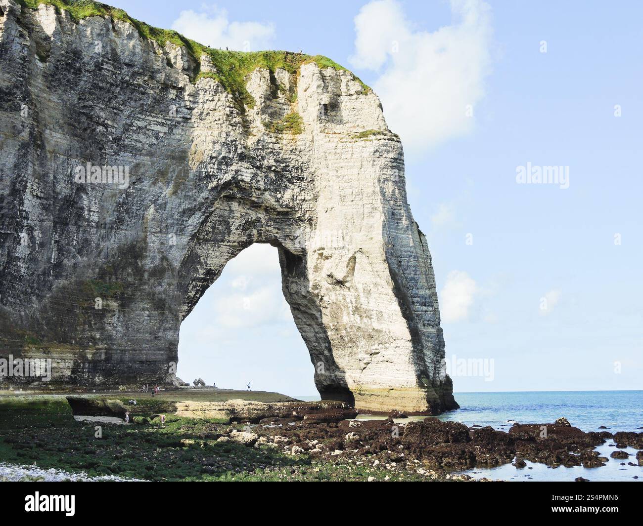 capo ad arco naturale sulla spiaggia inglese di Eretrat cote dalbatre, Francia Foto Stock
