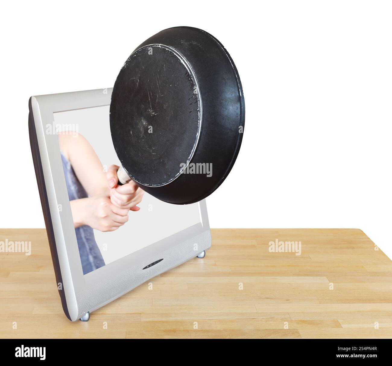 Donna con la padella si affaccia sullo schermo del televisore isolati su sfondo bianco Foto Stock