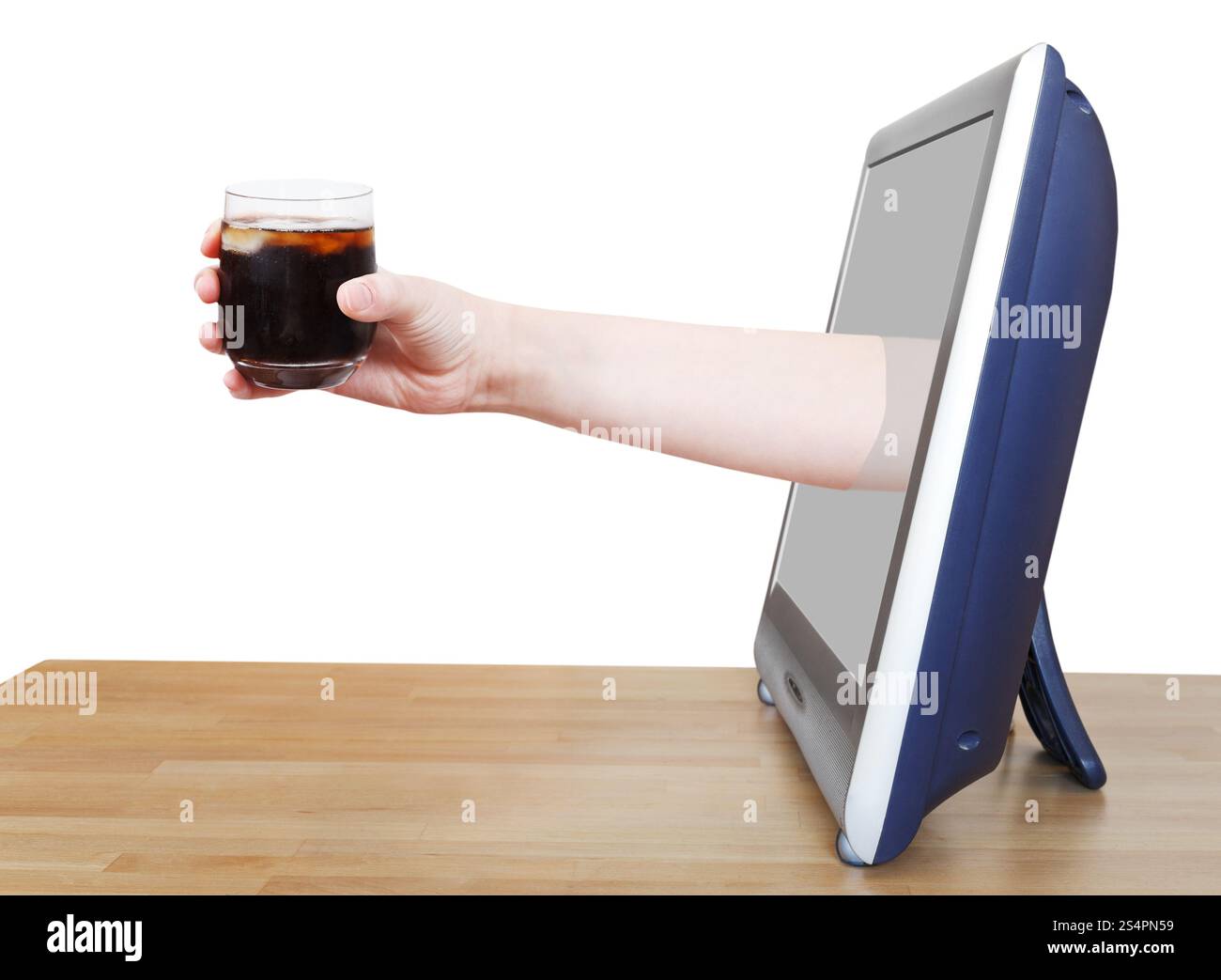 Mano azienda soft drink con ghiaccio in vetro si affaccia sullo schermo del televisore isolati su sfondo bianco Foto Stock