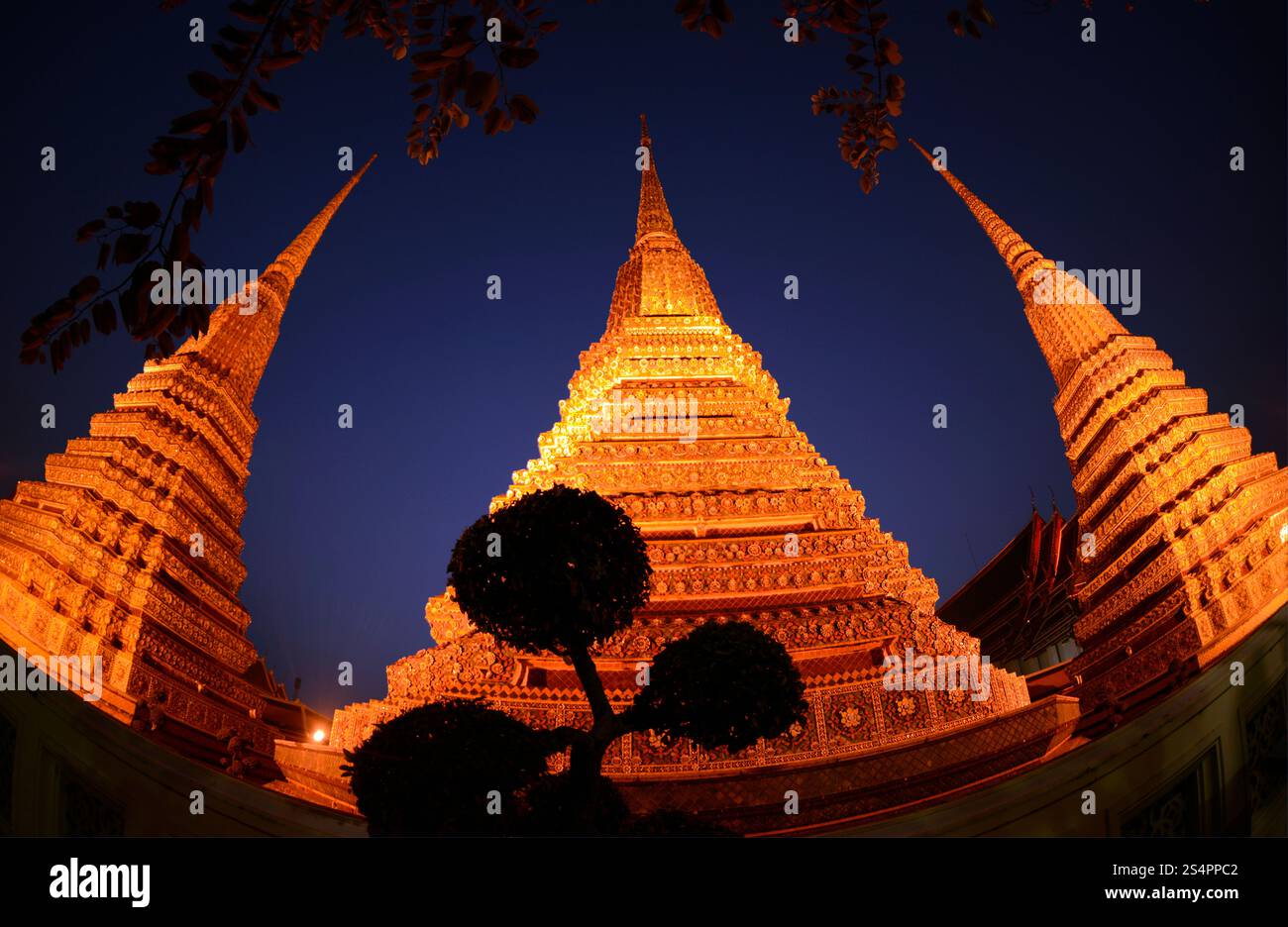 Die Tempelanlage des Wat Pho in der Hauptstadt Bangkok von tailandia in Suedostasien. Foto Stock