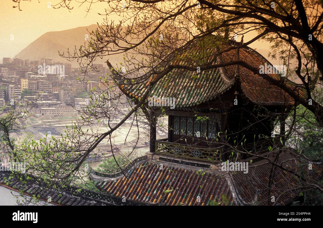 un vecchio tempio nel villaggio di fengjie sul fiume yangzee nella valle delle tre gole fino al progetto della diga delle tre gole nella provincia di hubei in Foto Stock