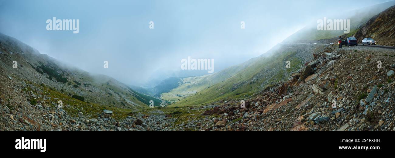 Vista della nebbia estiva dalla strada della Transalpina (Carpazi meridionali, Romania). Panorama. Foto Stock
