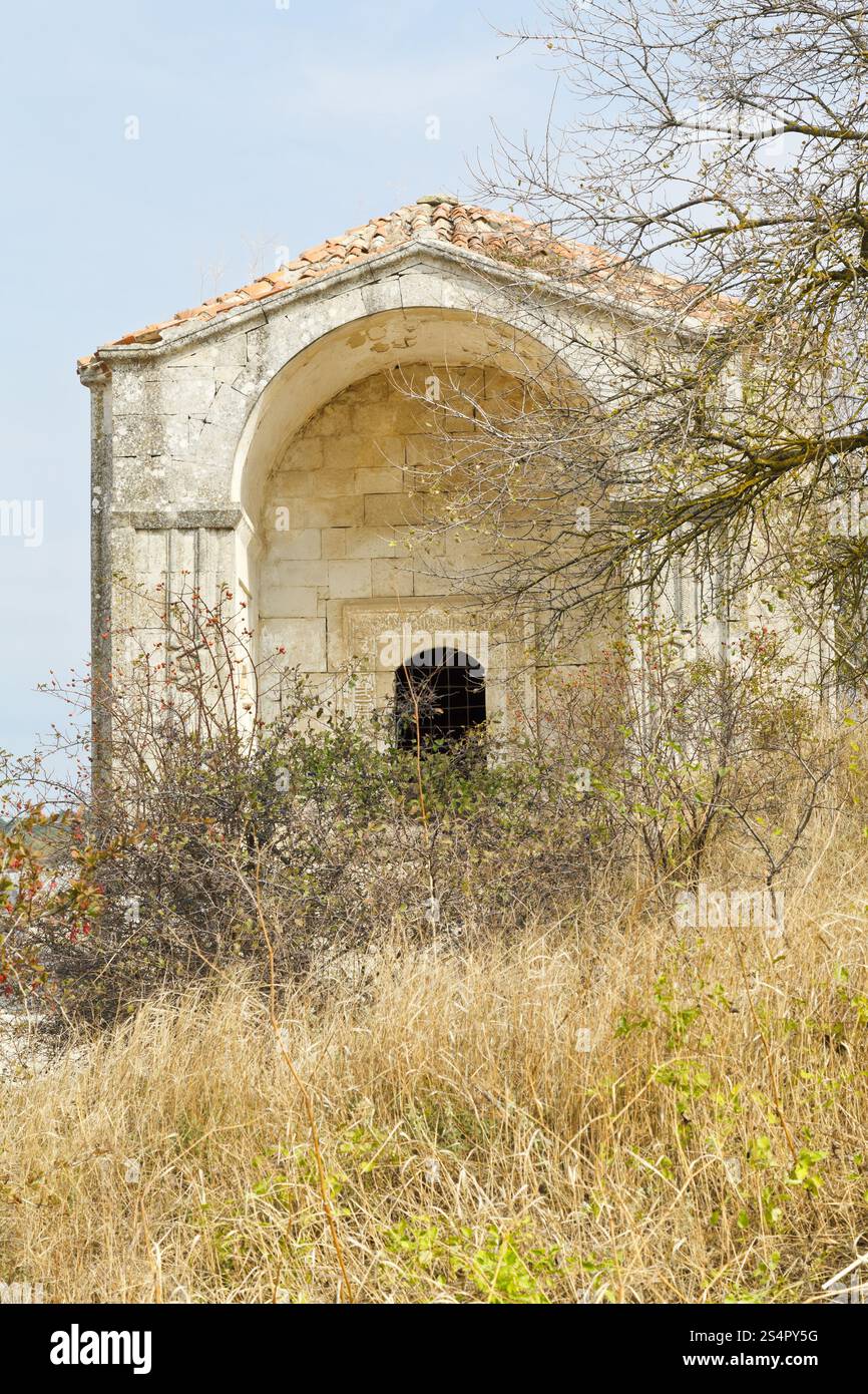 Durbe di Djanike Khanum (Mausoleo Dzhanike-Khanym), figlia di Horde Dorato Khan Tokhtamysh nella città vecchia Chufut-Kale, Crimea Foto Stock