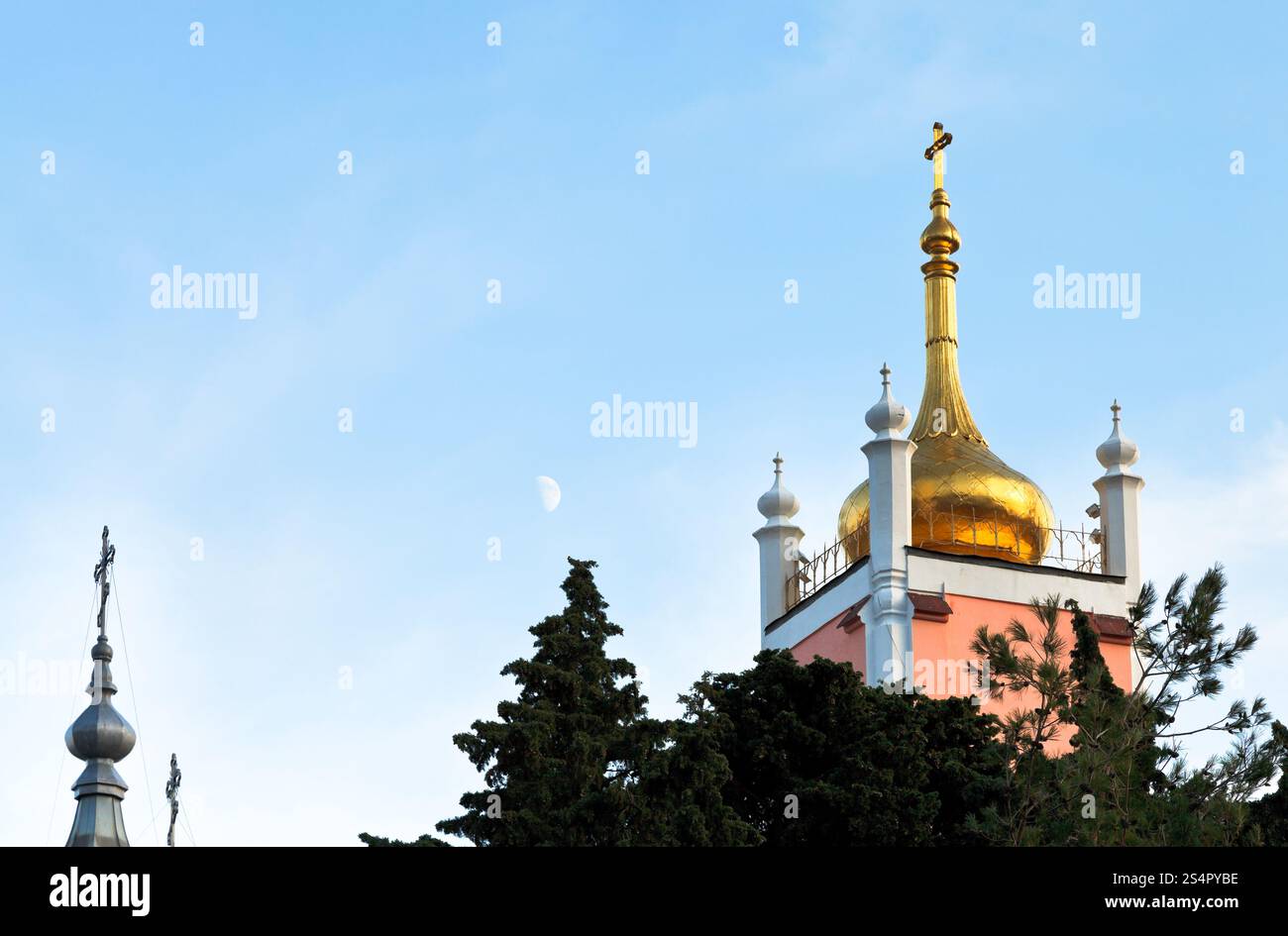 La Chiesa di San Giovanni Crisostomo sulla collina Polikurovsky a Yalta, Crimea in sera Foto Stock