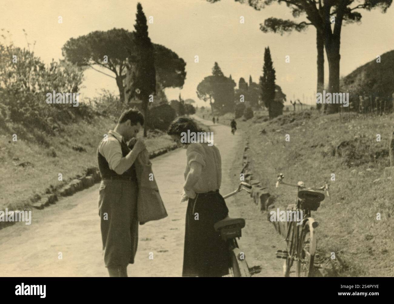 Uomo e donna con le moto in via Appia Antica, Roma, Italia anni '1950 Foto Stock