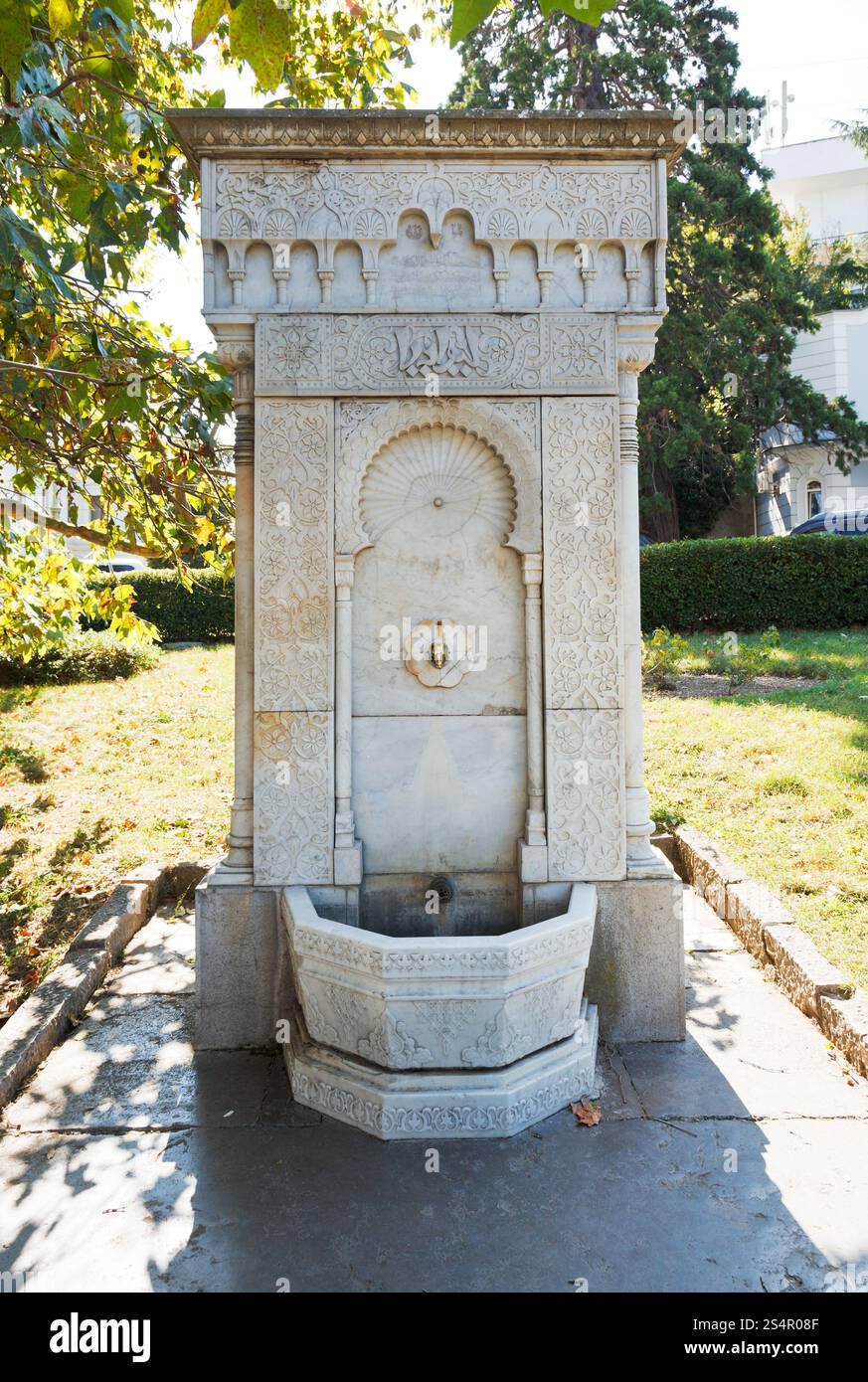 Stile orientale fontana in marmo nel giardino livadiya, Crimea Foto Stock