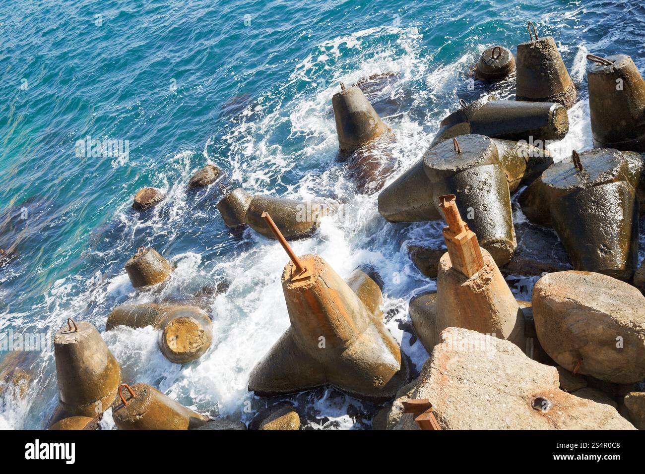 Abbandonato stonese ormeggio sulla costa meridionale della Crimea Foto Stock