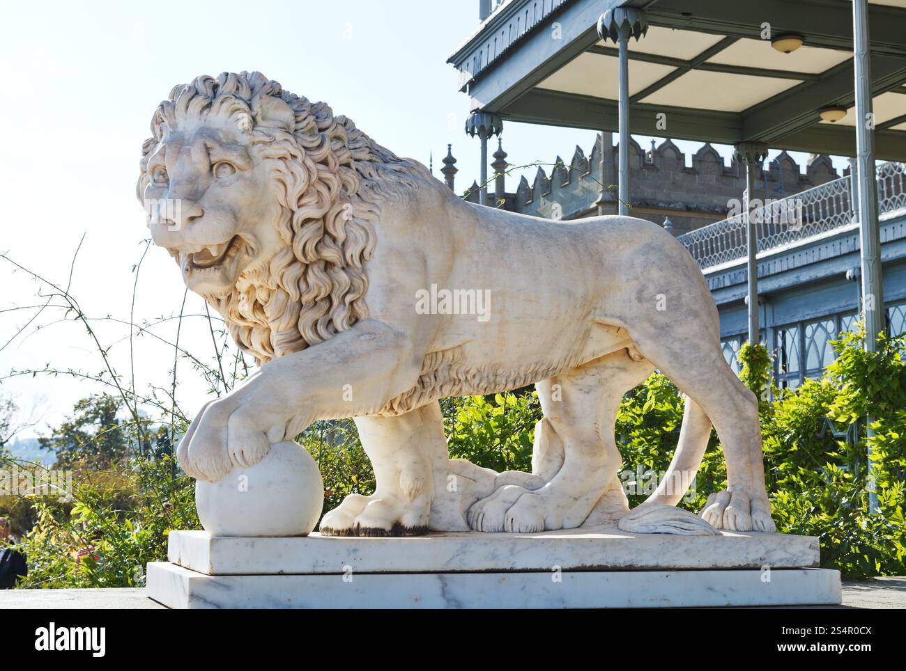 Il marmo medici lion vicino Vorontsov (Alupka) Palace, Crimea Foto Stock