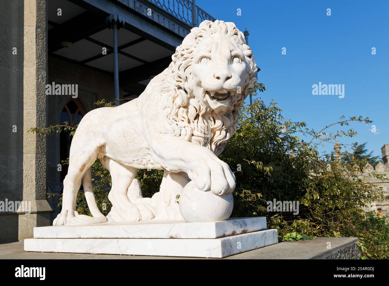 Il marmo medici lion con palla vicino Vorontsov (Alupka) Palace, Crimea Foto Stock