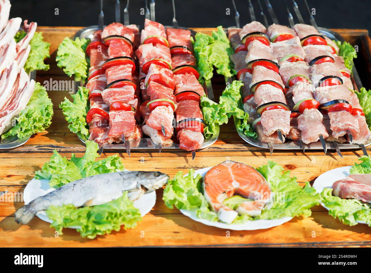 Crimea cucina tartara - spiedini di shishkebabs e pesce crudo per grill Foto Stock