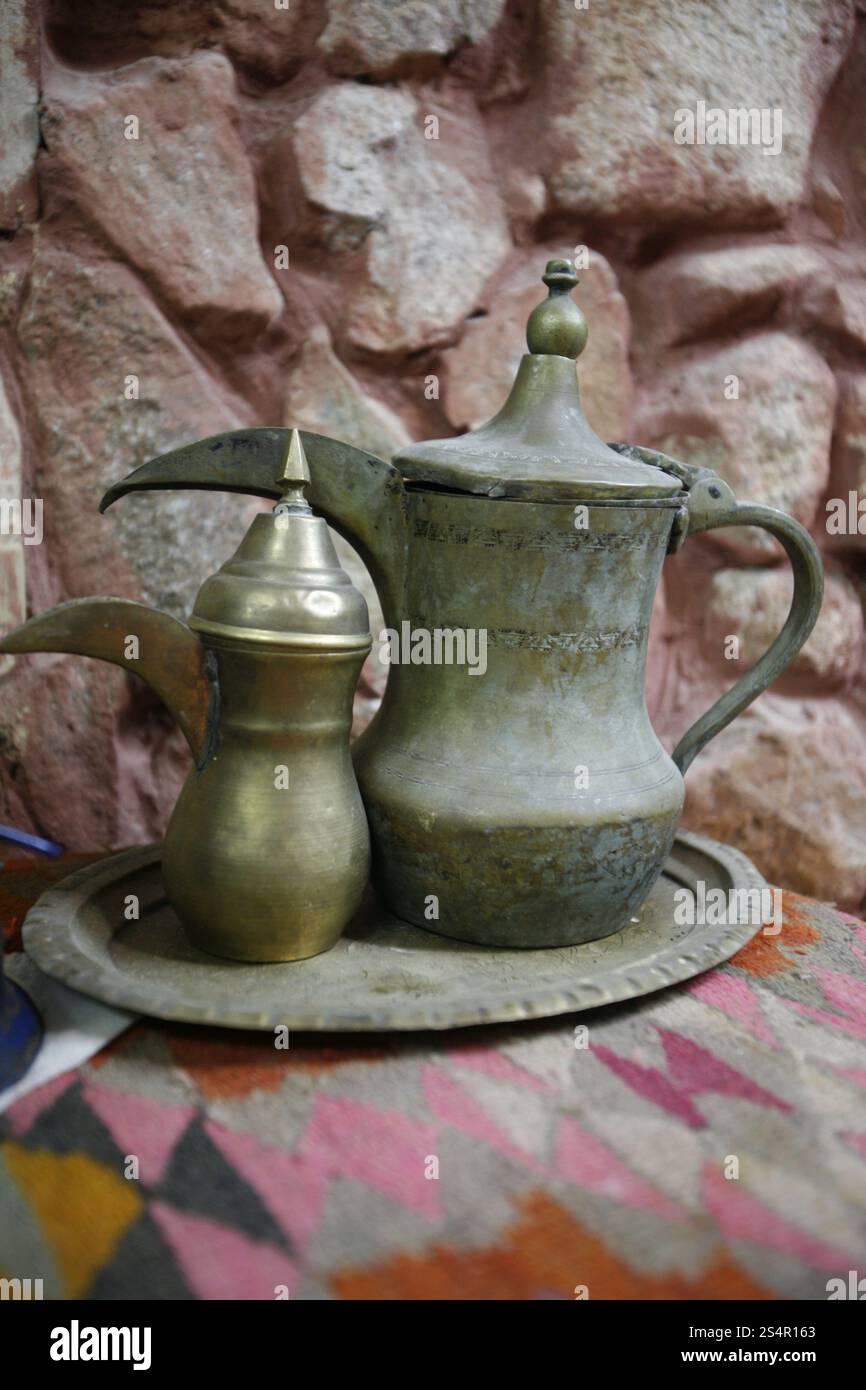 Un caffè e negozio di tè nel villaggio di Wadi Musa vicino alla città Tempio di Petra in Giordania nel Medio Oriente. ASIA MEDIO ORIENTE, GIORDANIA PETRA Foto Stock