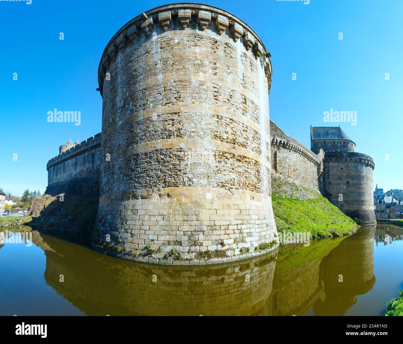 Il Chateau de Fougeres (Francia) vista a molla. Costruire in 12-15 secolo. Foto Stock