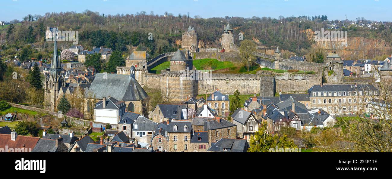 Il Chateau de Fougeres (Francia) primavera panorama. Costruire in 12-15 secolo. Foto Stock