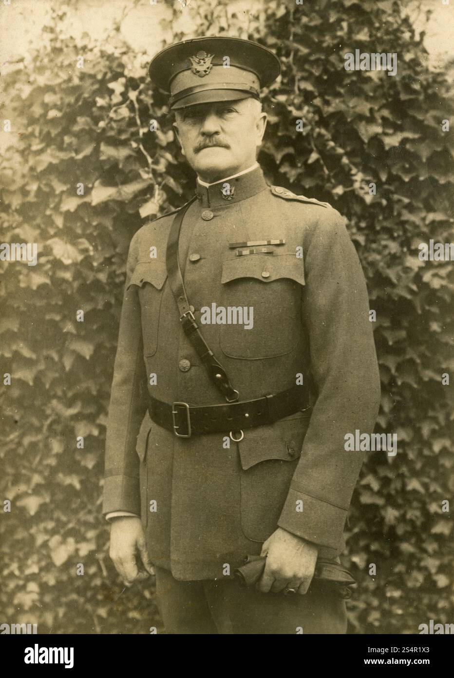 Generale DEGLI STATI UNITI John Joseph Pershing, comandante delle American Expeditionary Forces (AEF) durante la prima guerra mondiale, 1917 Foto Stock