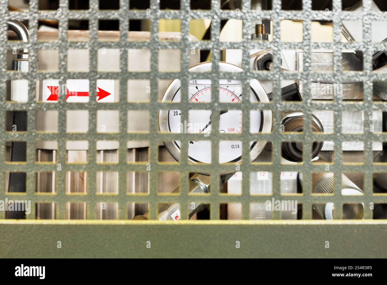 Manoment sulla tubazione industriale dietro il coperchio protettivo Foto Stock