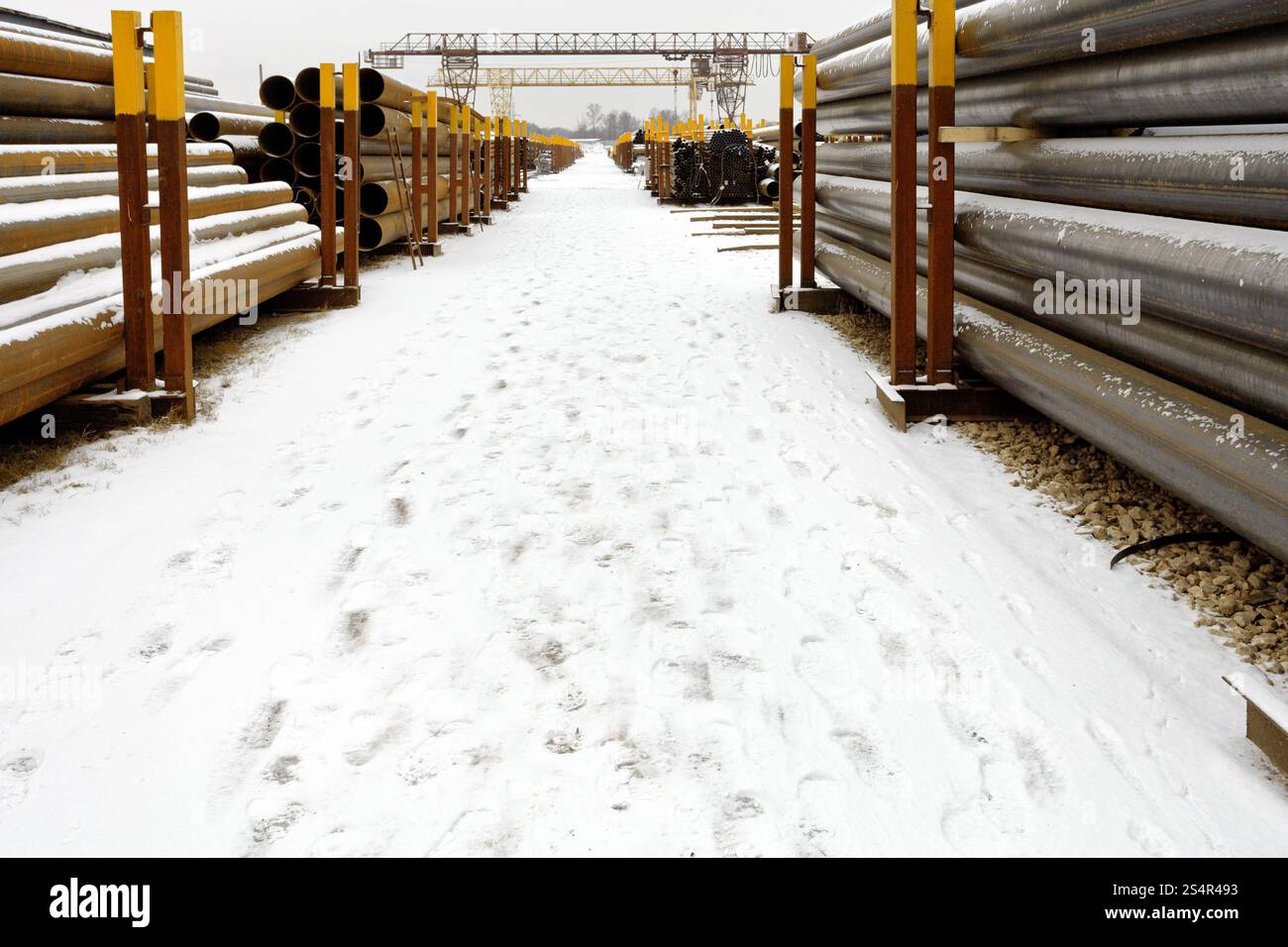 Costruzione canalizzazioni sul magazzino all'aperto in inverno Foto Stock