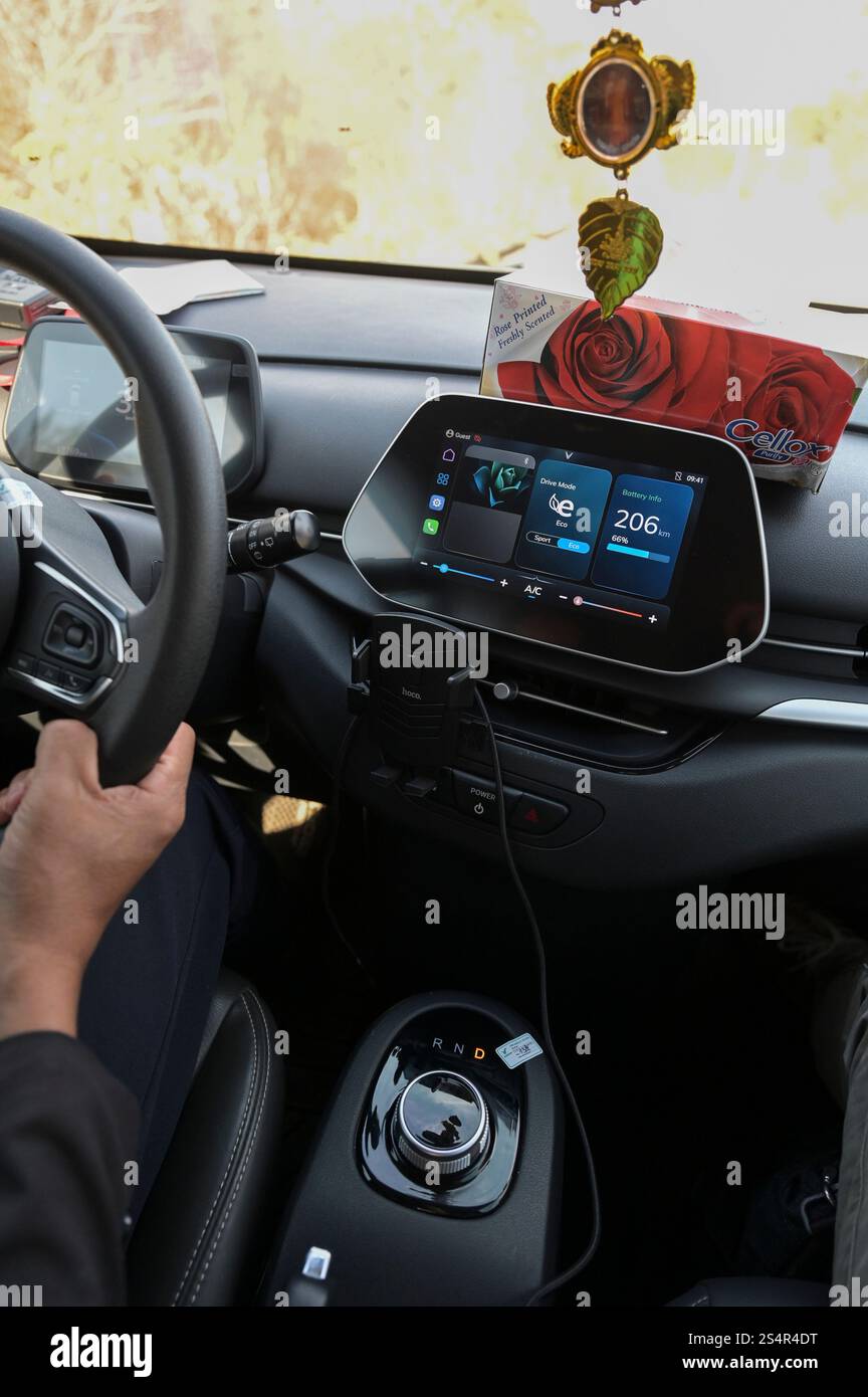 LAO P.D.R., Pakse, vietnamesisches Elektroauto VinFast des App taxi Unternehmen Xank SM der Vin Group in Vietnam, das Auto kann per App digital bestellt werden Foto Stock