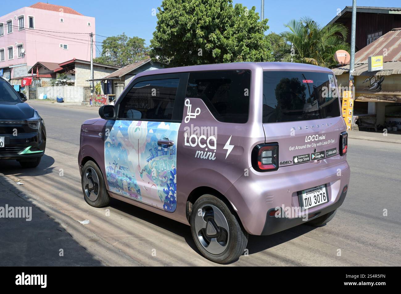 LAO P.D.R., Vientiane, mini auto elettrica cinese Geely Geometry di APP taxi Company Loca / LAOS, Vientiane, chinesisches Mini Elektroauto Geely des App taxi Unternehmen Loca, das taxi kann digital per App bestellt und bezahlt werden Foto Stock