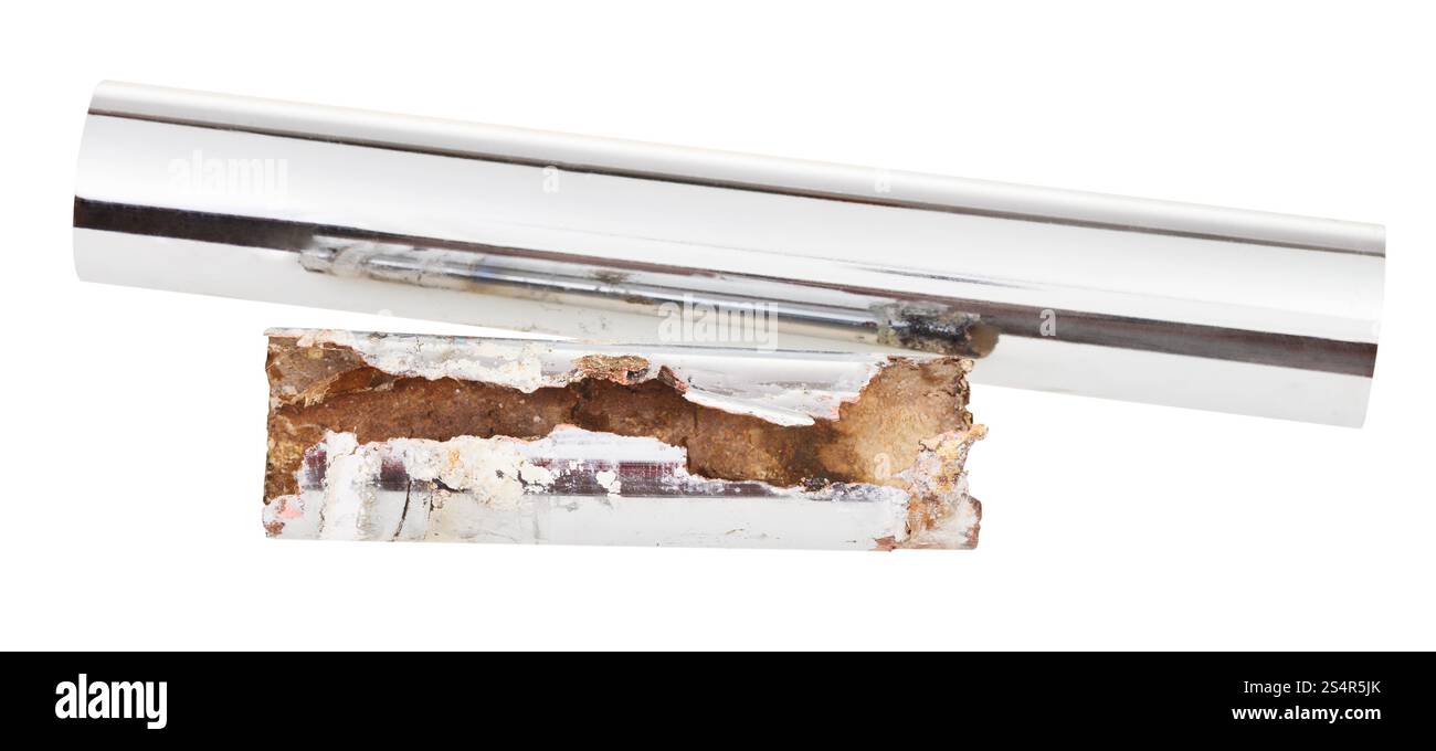 Nuovo e corrosa cromato scarico tubo dissipatore isolato su sfondo bianco Foto Stock