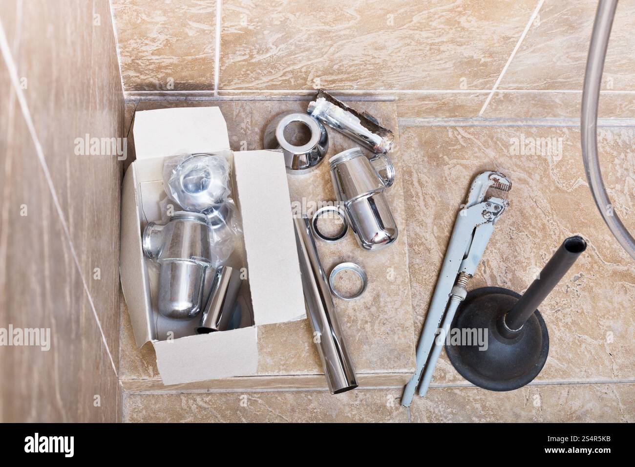 La sostituzione di tubazioni corrosi trappola da lavandino in bagno Foto Stock